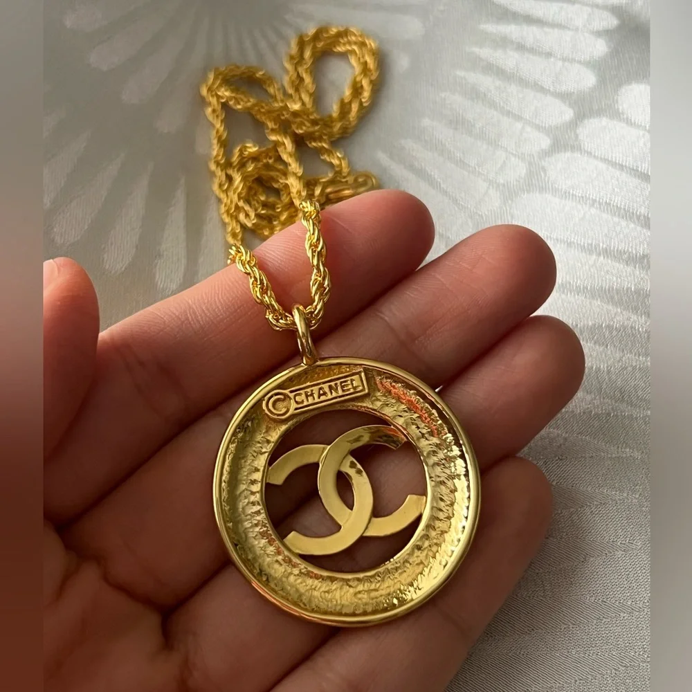 Large Vintage Round CC Chanel Necklace - Picture 6 of 11